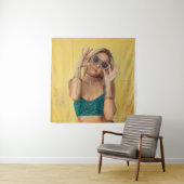 サングラスをかざす青いブラレットの女性  タペストリー (インサイチュ)