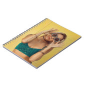 サングラスをかざす青いブラレットの女性  ノートブック (左側)