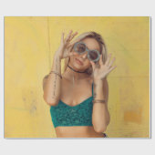 サングラスをかざす青いブラレットの女性  ラッピングペーパー (フラット)