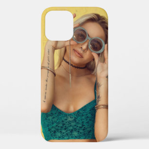 サングラスをかざす青いブラレットの女性 iPhone 12ケース
