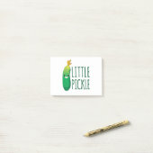 サングラスをかぶったリトルピクルかわいい緑の漬物 ポストイット (デスク上)