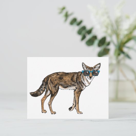 サングラスを持つおもしろいなヒップスターのコヨーテ ポストカード (スタンド正面)