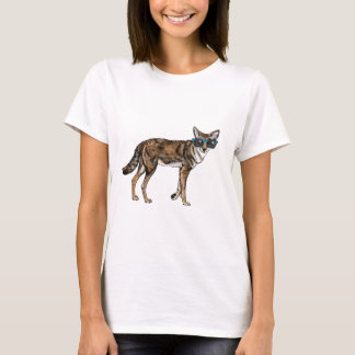 サングラスを持つおもしろいなヒップスターのコヨーテ Tシャツ