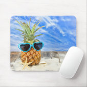 サングラスを着用したパイナップル マウスパッド (マウス)