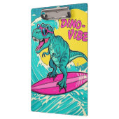 サングラスを着用し、ネオンピンクに乗るTレックス クリップボード (左)