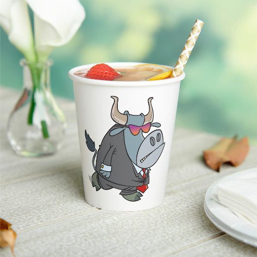 サングラスクールでスーツを着たビジネスブル 紙コップ