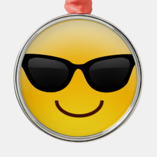 サングラスクールなEmojiが付いている微笑の顔 メタルオーナメント