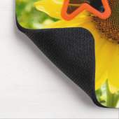 サングラス付き黄色のひまわり マウスパッド (コーナー)