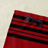 サングリアレッドと黒ストライプバーとモノグラム ビーチタオル (インサイチュ)
