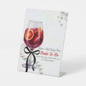 サングリア&サス「花嫁の年齢を推測」 台座サイン (正面)