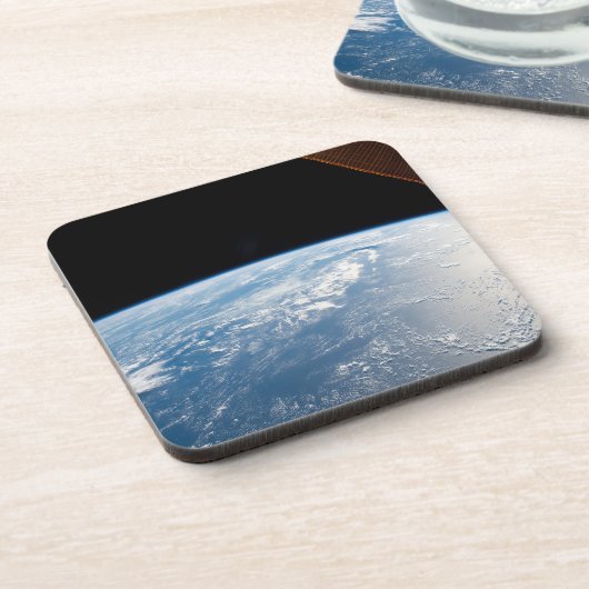 サングリントが太平洋の水を海する コースター (左側)