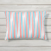 サンゴとティール（緑がかった色）ブラシのストロークのアクセント枕 アウトドアクッション (正面)