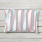 サンゴとティール（緑がかった色）ブラシのストロークのアクセント枕 アウトドアクッション (裏面)