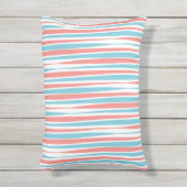 サンゴとティール（緑がかった色）ブラシのストロークのアクセント枕 アウトドアクッション (正面(縦))