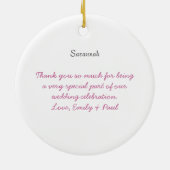 サンゴとピンクのブロンドの花嫁のガウン結婚ズ セラミックオーナメント (裏面)