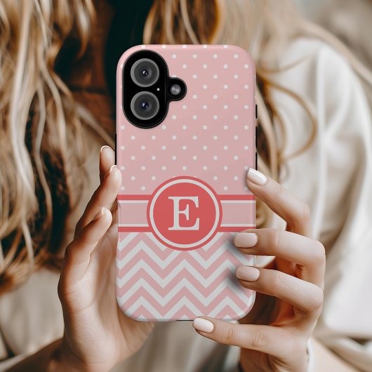サンゴとピンクの名門私立校風のシェブロン・ドット・モノグラム Case-Mate iPhoneケース