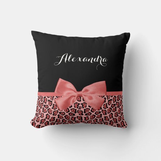 サンゴとブラックジャガーのプリント、名前の付いたかわいい弓 クッション (正面)