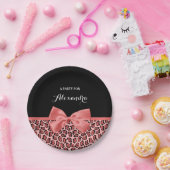 サンゴとブラックジャガーのプリント、名前の付いたかわいい弓 ペーパープレート (パーティー)