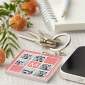 サンゴとホワイトフォトコラージュカスタムモノグラム キーホルダー (正面右)