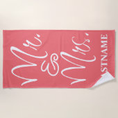 サンゴと白のミスター・アンドミセス・モノグラム ビーチタオル (正面)