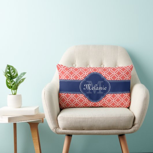サンゴとWhtモロッコパターン海軍モノグラム ランバークッション (椅子)