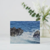 サンゴの岩の絵葉書に波が飛び散る ポストカード (スタンド正面)