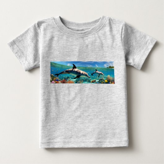 サンゴの楽園でダンスするイルカ ベビーTシャツ (正面)