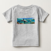 サンゴの楽園でダンスするイルカ ベビーTシャツ (裏面)
