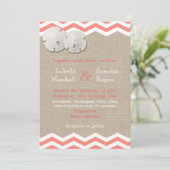 サンゴの砂のドルとチェブロンの結婚式招待状 招待状 (スタンド正面)