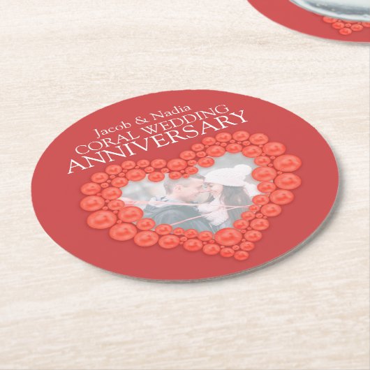 サンゴの結婚記念日ハート写真機 ラウンドペーパーコースター (アングル)