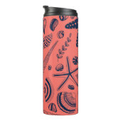 サンゴの背景に生息する貝殻 タンブラー (回転右)