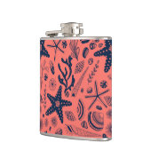 サンゴの背景に生息する貝殻 フラスク (左)