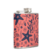 サンゴの背景に生息する貝殻 フラスク (右)