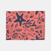 サンゴの背景に生息する貝殻 フリースブランケット (正面(横))