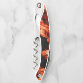 サンゴまたは暗いサケを破壊し、黒い背景 ソムリエナイフ (正面)