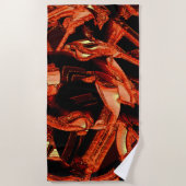 サンゴまたは暗いサケを破壊し、黒い背景 ビーチタオル (正面)