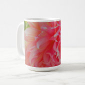 サンゴエレガントとピンクの装飾ダリア コーヒーマグカップ (正面左)