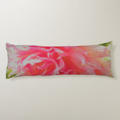 サンゴエレガントとピンクの装飾ダリア ボディピロー (裏面)