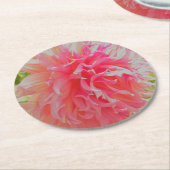 サンゴエレガントとピンクの装飾ダリア ラウンドペーパーコースター (アングル)