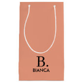 サンゴシンプルピンクのミニマリスト・モノグラム スモールペーパーバッグ (正面)