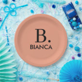 サンゴシンプルピンクのミニマリスト・モノグラム ペーパープレート (パーティー)