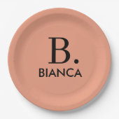 サンゴシンプルピンクのミニマリスト・モノグラム ペーパープレート (正面)