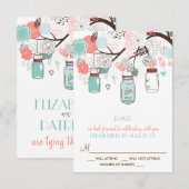 サンゴピンクとブルーのメイソンジャー 花のRSVPカード 出欠カード (正面/裏面)