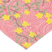 サンゴピンクに黄色いジャスミンの花 テーブルクロス (アングル)