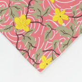 サンゴピンクに黄色いジャスミンの花 フリースブランケット (角)