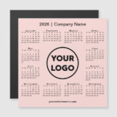 サンゴピンクのマグネットに表示された2026年カレンダー会社ロゴ (正面/裏面)