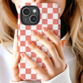 サンゴモノグラムの及び白チェッカーボードパターン Case-Mate iPhoneケース