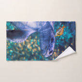 サンゴ礁でのカメのネイルケア ハンドタオル (ハンドタオル)