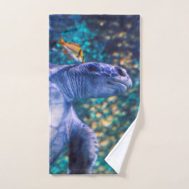 サンゴ礁でのカメのネイルケア ハンドタオル