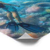 サンゴ礁で天使を見て驚くシュノーケラー ポスター (角)